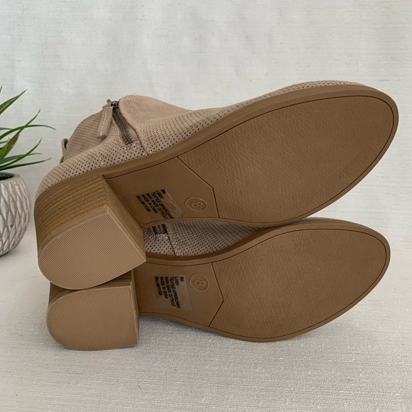 New Dolchetta Libby Beige Perforated Faux Suede Zip Heeled Ankle Boots Womens 8M - Picture 13 of 13